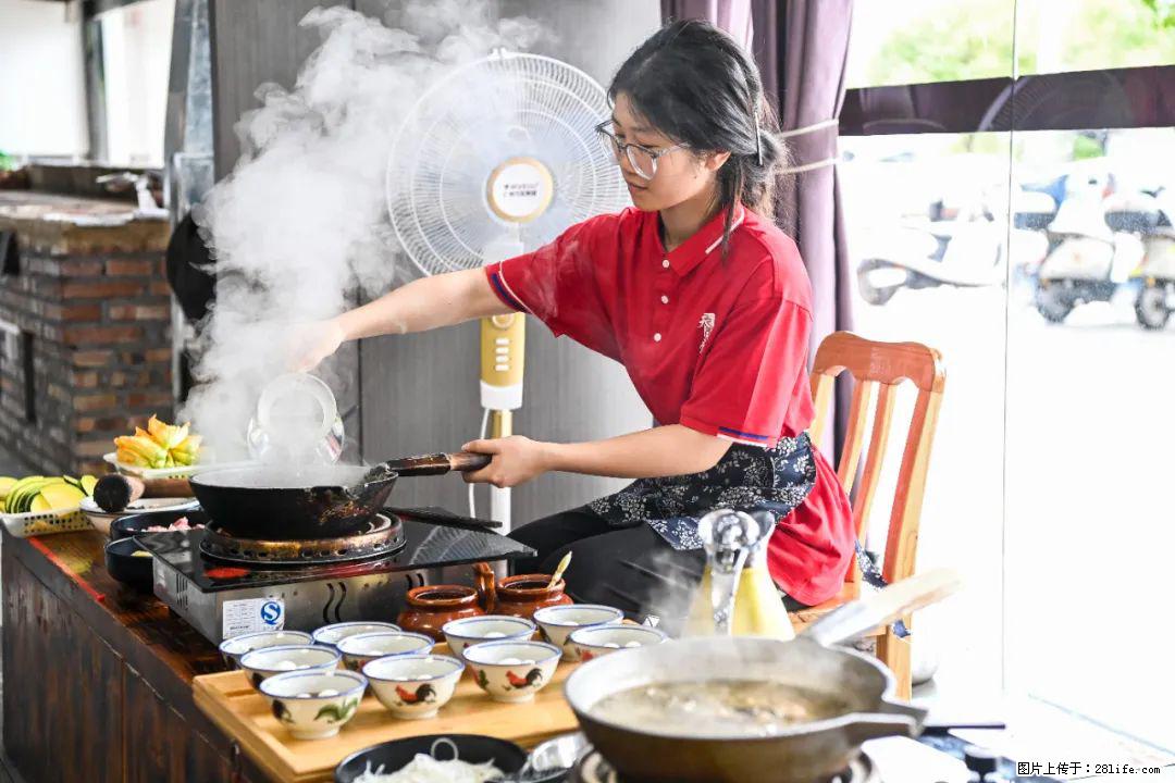 全网追的“扁担女孩”，找了一份暑假工，时薪12元 - 巴音郭楞生活资讯 - 巴音郭楞28生活网 bygl.28life.net